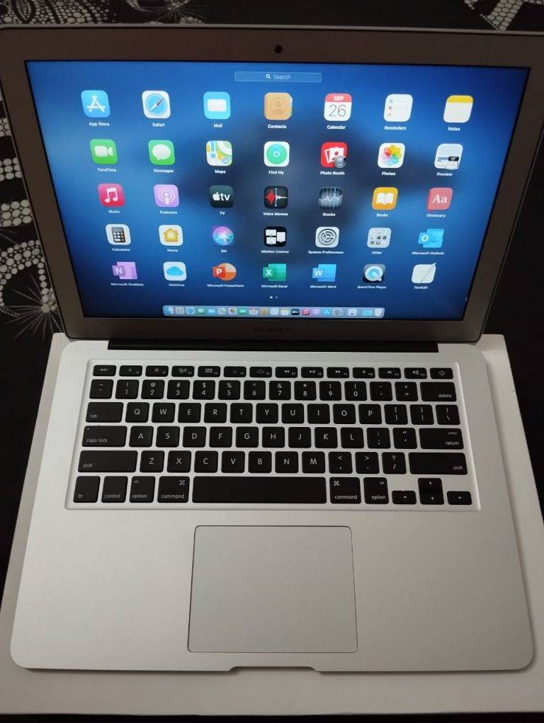 MacBook Air Core i5 (2017) Like New, With Box